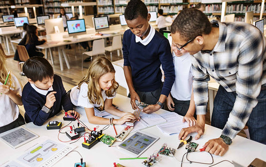 Revolutionizing Classroom Learning: How STEM Kits Enhance School Education